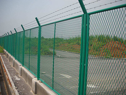 如何選擇公路護(hù)欄網(wǎng)？ 
